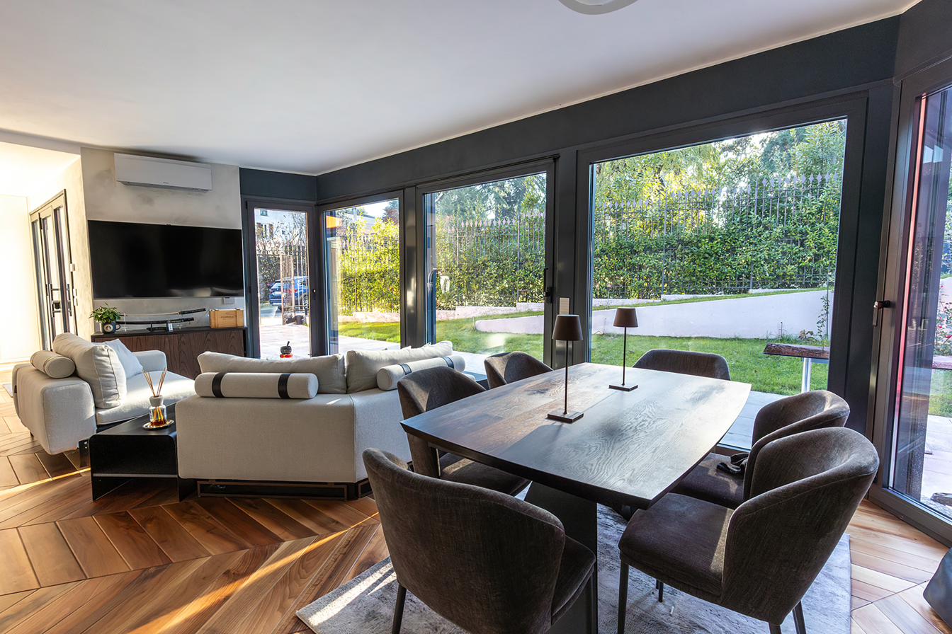 Soggiorno con grande vetrata sul giardino