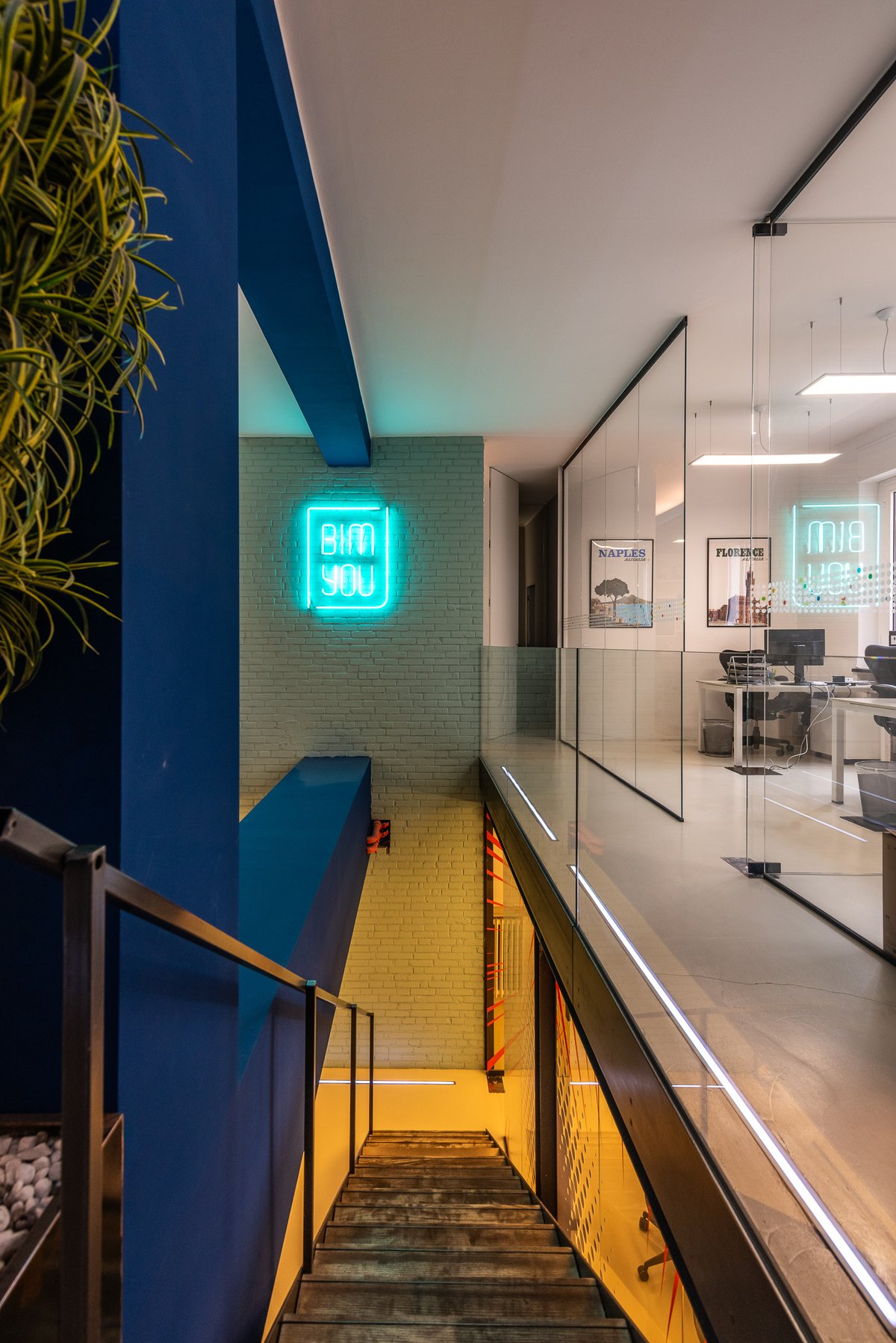 Scala in ferro e legno verso il piano seminterrato