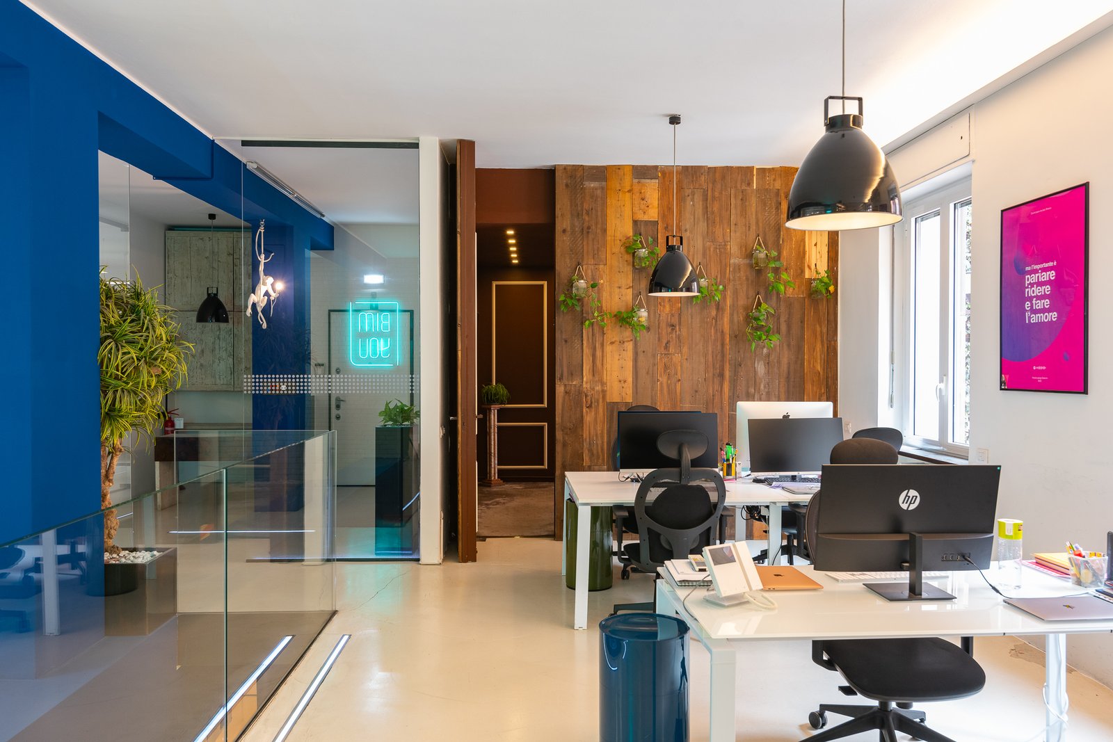 Open space con parete in legno recuperato