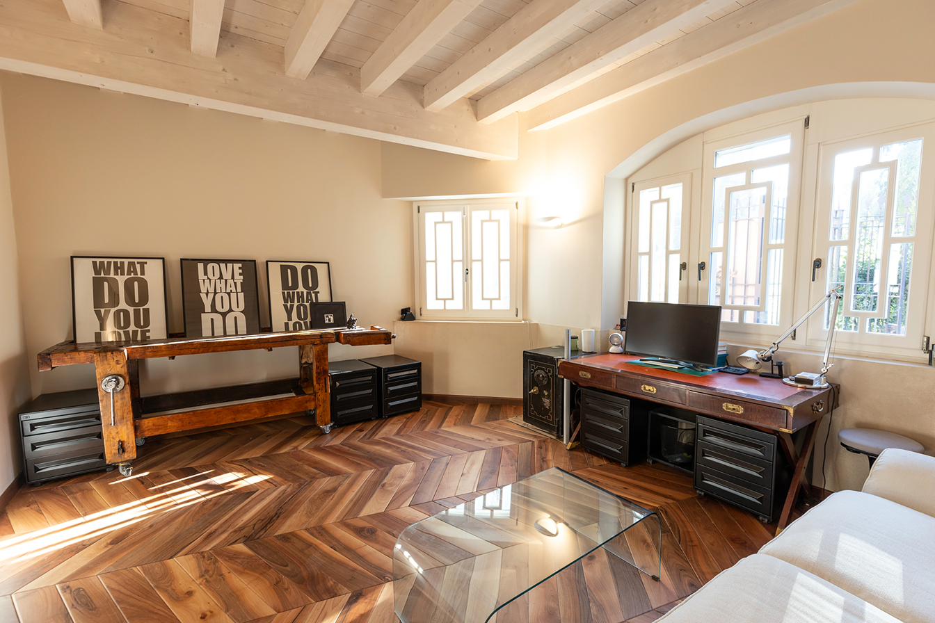 Studio con travi a vista