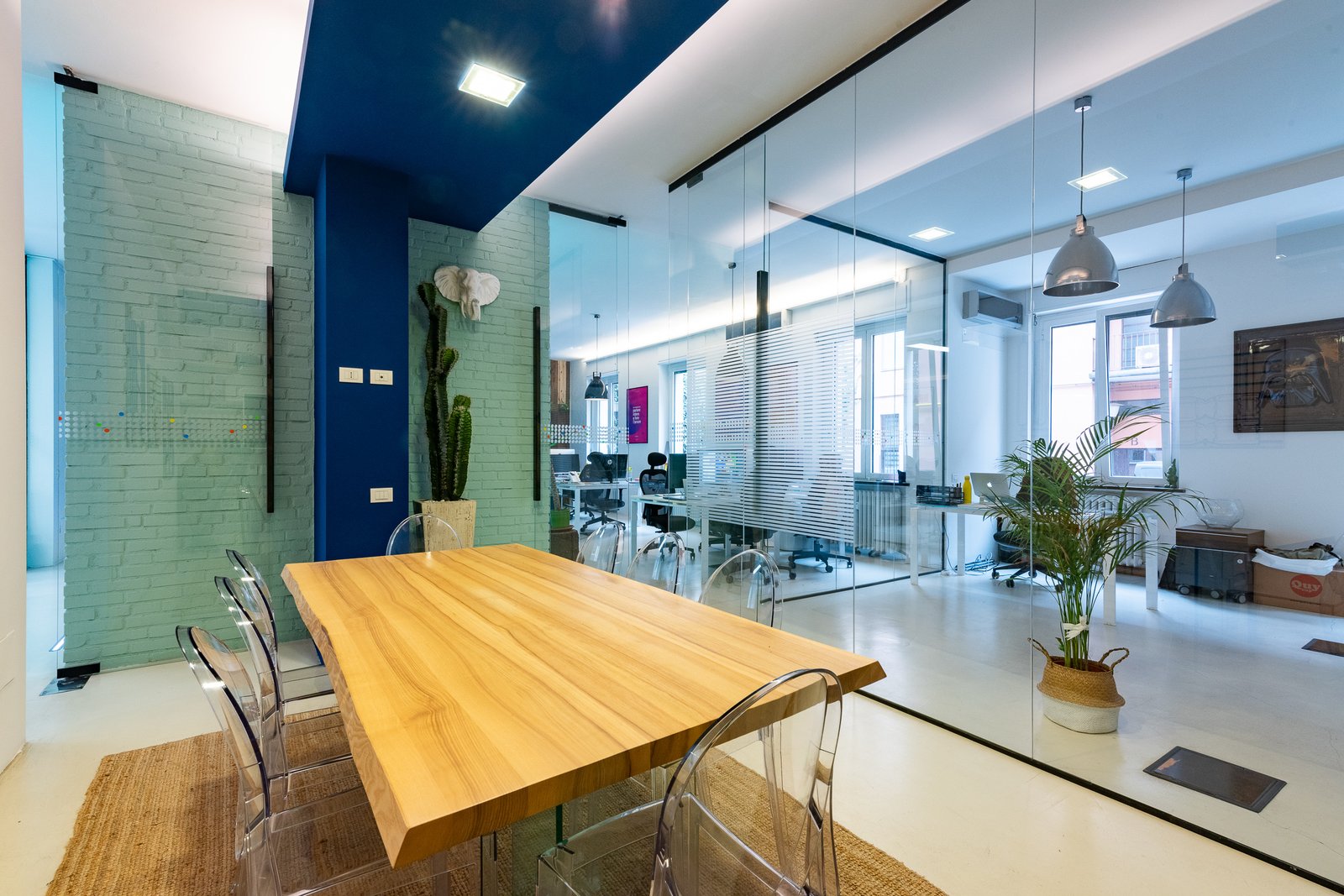 Sala riunioni con tavolo in legno massello