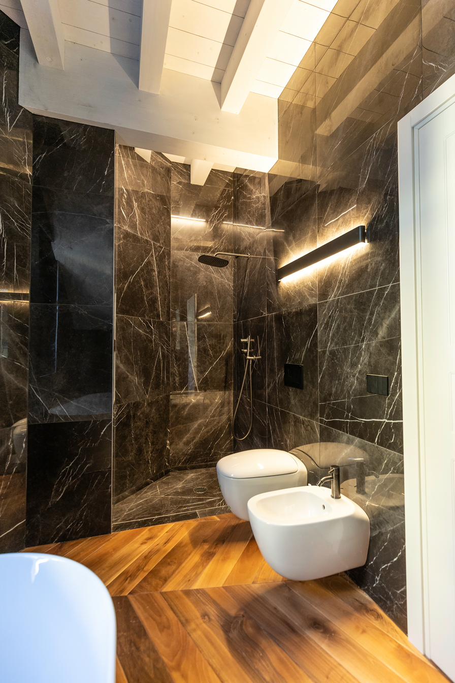Bagno secondario in marmo nero