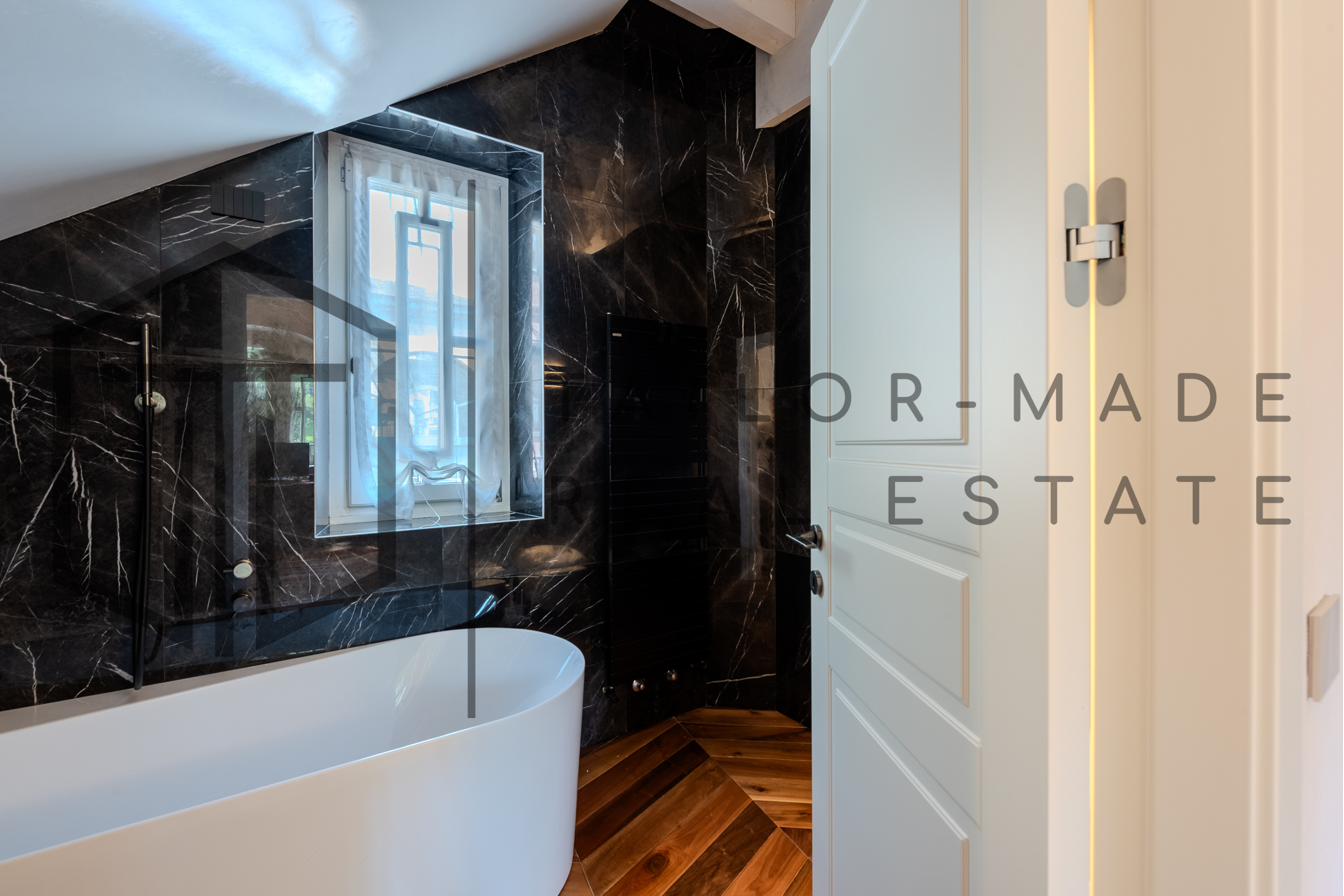 Bagno padronale nella torre con vasca freestanding e marmo nero