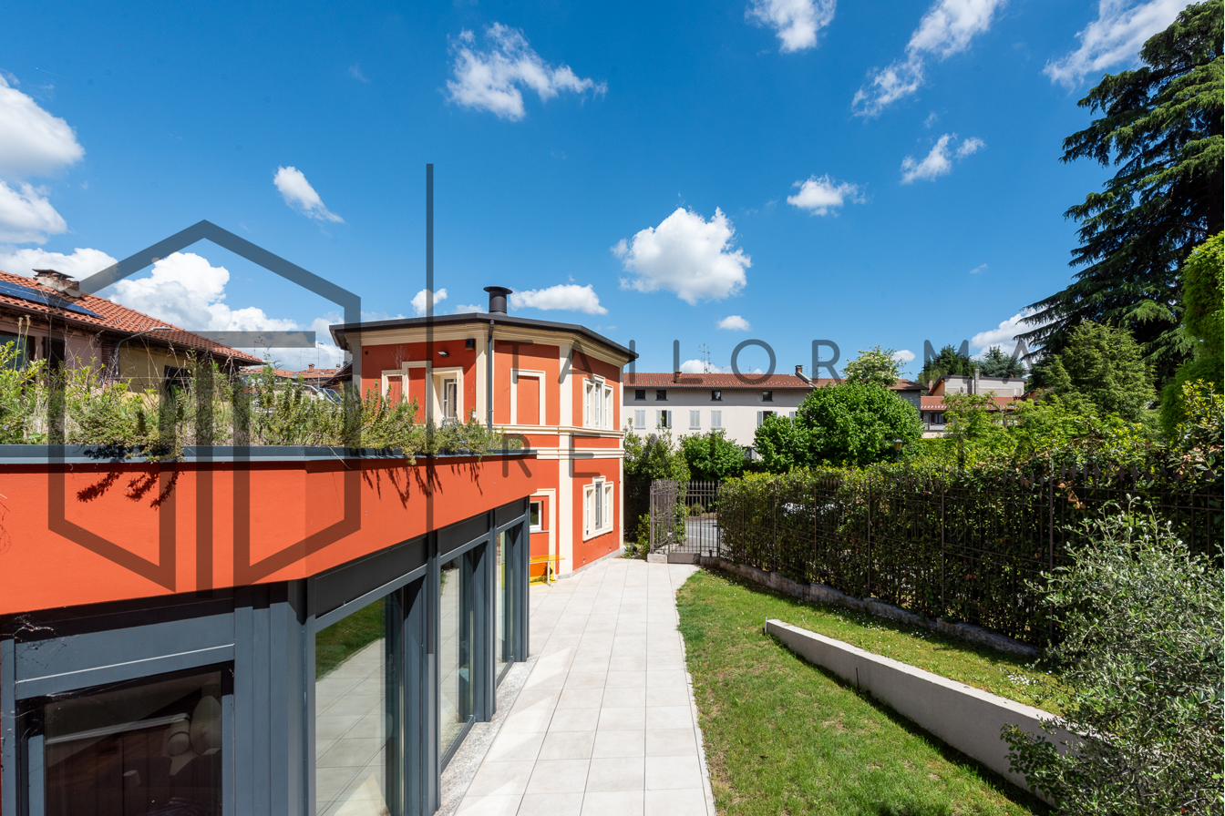 La villa vista dal giardino privato con torre ottagonale