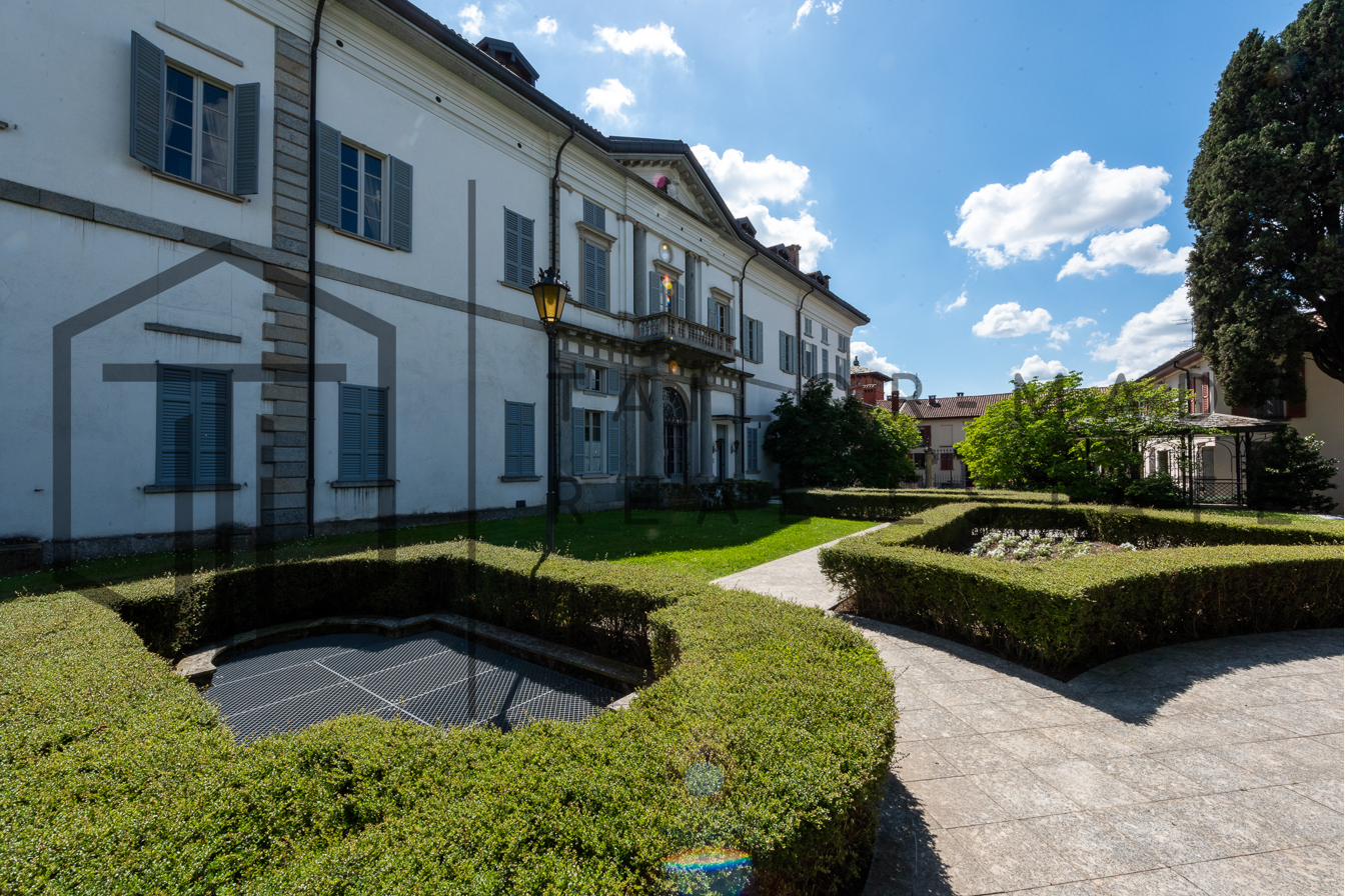 Facciata neoclassica di Simone Cantoni con giardino all'italiana nel complesso di Villa Raimondi