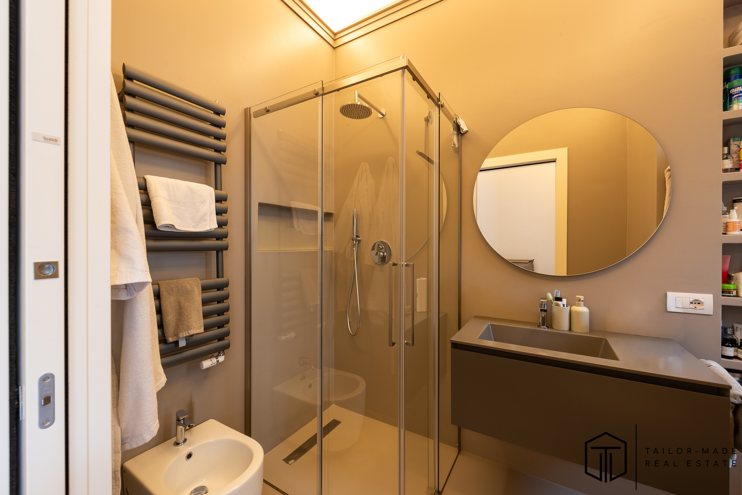 Bagno della zona notte, finestrato, finiture in resina